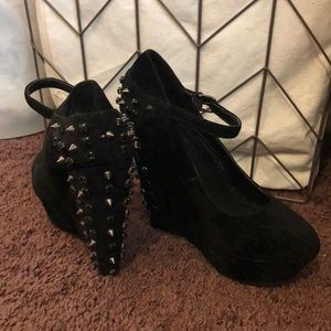 BLACK STUDDED WEDGES